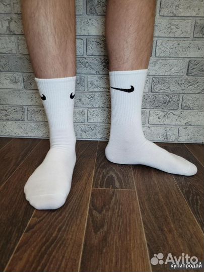 Высокие белые носки