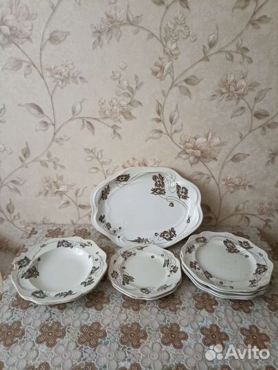 Тарелки, сервировочное блюдо. 