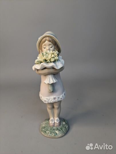 Статуэтка Девушка с букетом Lladro