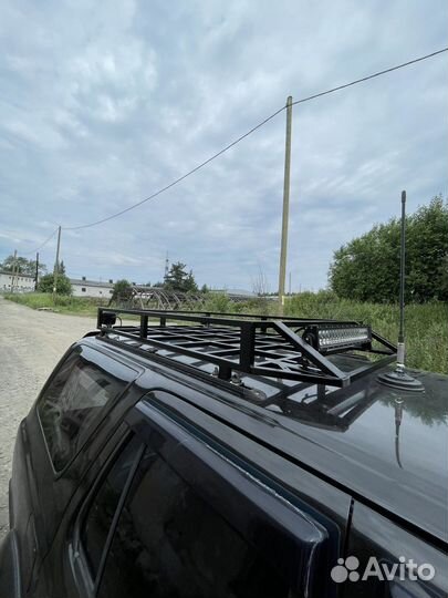 Металлический багажник на авто