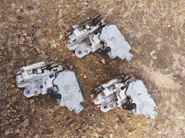 Замок передний левый Primera P11