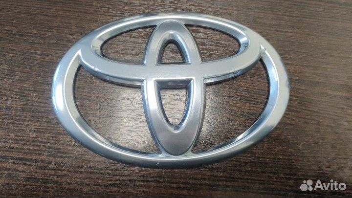 Эмблема Toyota Land Cruiser 200