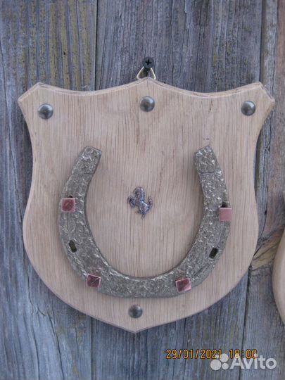 Деревянное панно с подковой