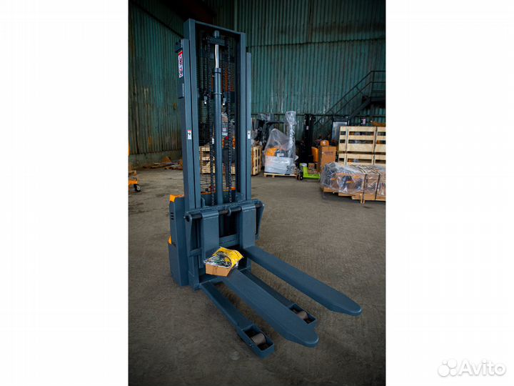 Штабелёр самоходный xilin