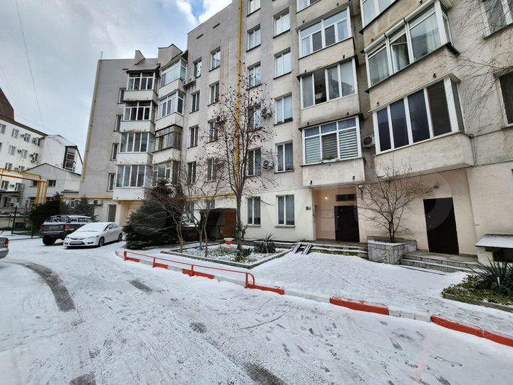 3-к. квартира, 131 м², 1/4 эт.