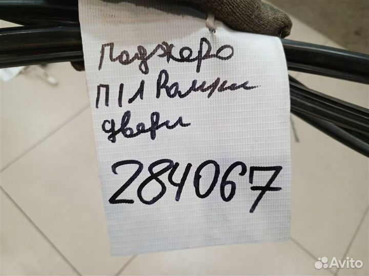 Уплотнитель стекла двери передней левой Mitsubish