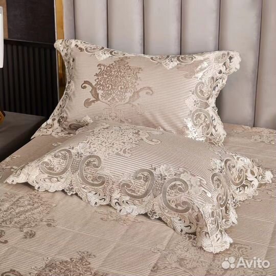 Покрывало бархотное с кружевом blumarine