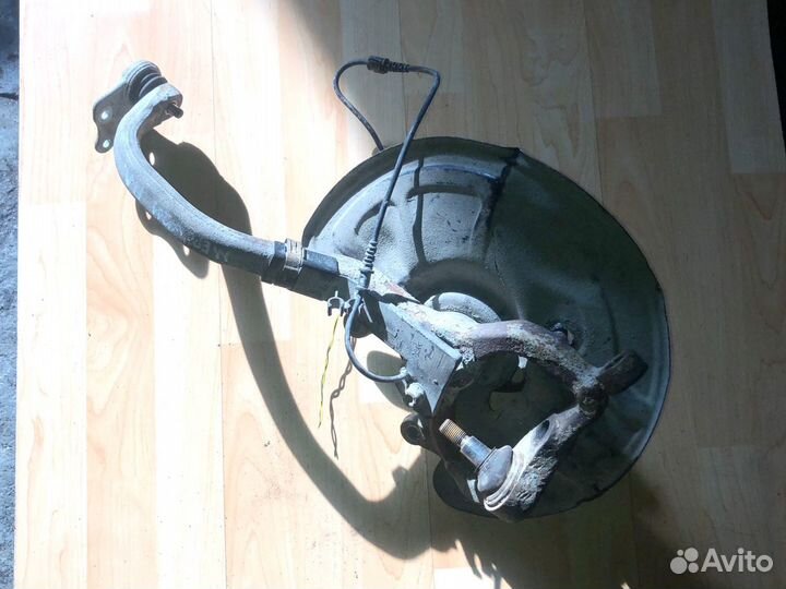 Кулак поворотный левый Mercedes W211