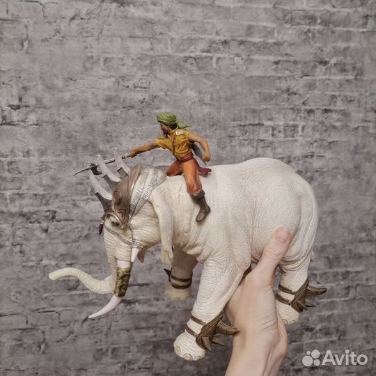 Слон боевой с наездником фирмы Schleich