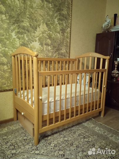 Детская кроватка с маятником