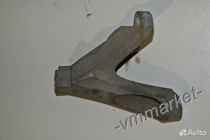 Кронштейн тринога кпп Мазда 3