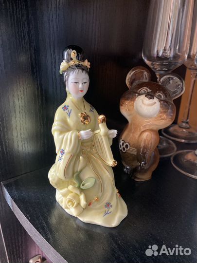 Фарфоровая статуэтка гейша