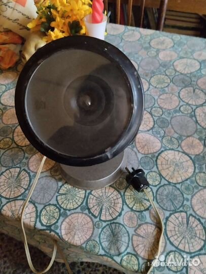 Яркий электрический светильник для гаража