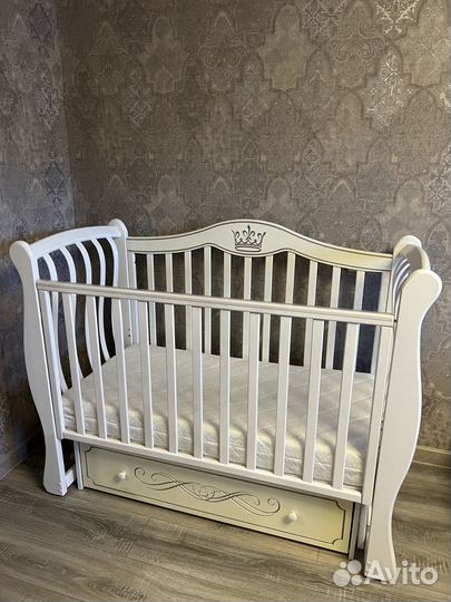Детская кроватка с маятником