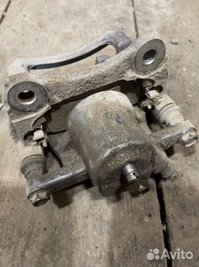 Суппорт тормозной задний Lexus RX 350 3