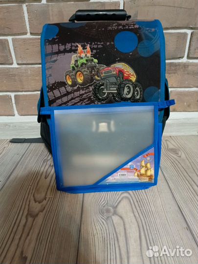 Школьный рюкзак, портфель