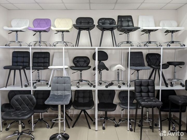 Стул на колёсиках мастера маникюра, косметолога