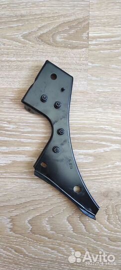 Кронштейн лонжерона крыла лев