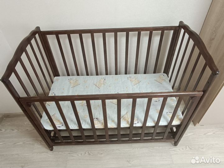 Детская кроватка с маятником