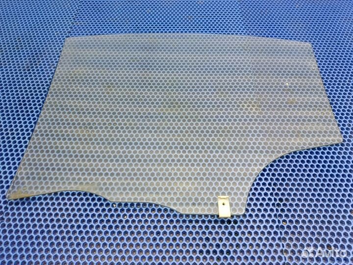 Стекло двери заднее правое Mazda 3 bk