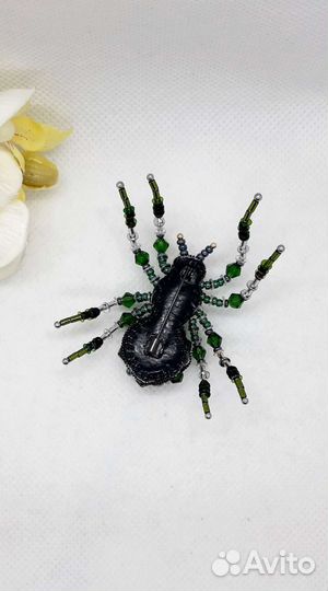 Брошь паук из бисера