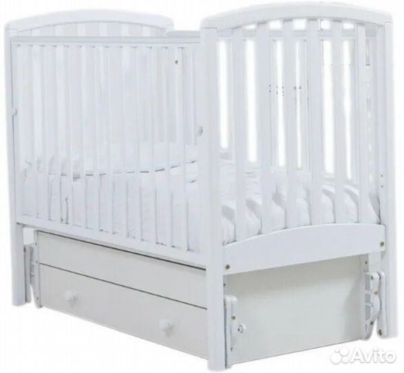 Детская кроватка с маятником