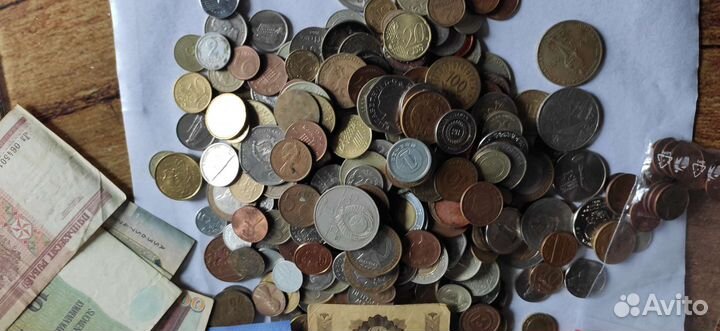 Коллекция монет и купюр