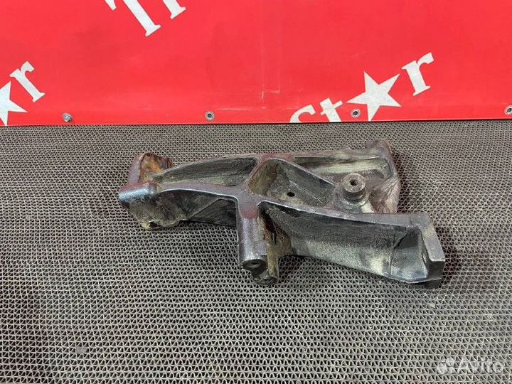 Кронштейн переднего бампера правый Scania 5-series