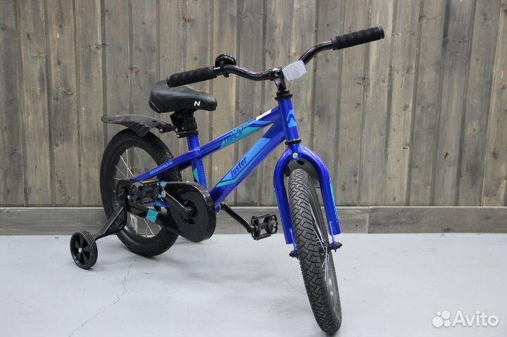 Велосипед с дополнительными колесами Novatrack 16