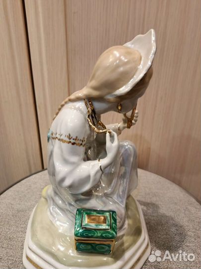 Статуэтка.Малахитовая шкатулка.Дулево