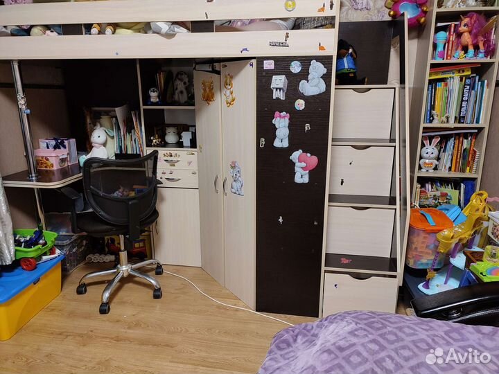 Детская кровать чердак со столом и шкафом