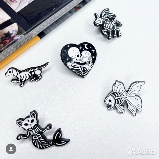 Пины, значки