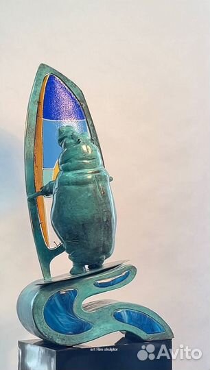 Скульптура бегемота виндсерфера 