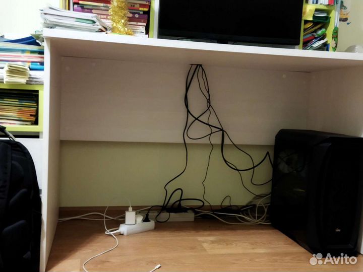 Письменный стол с надстройкой