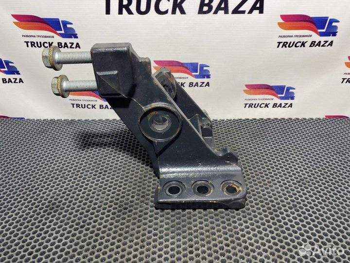 2401729 Кронштейн передней рессоры левый