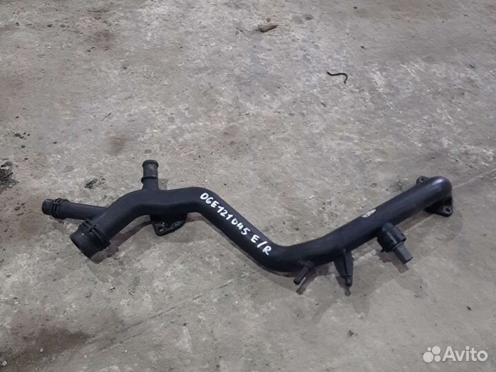 Патрубок Audi A6 C6 3.2 FSI 06E121045E