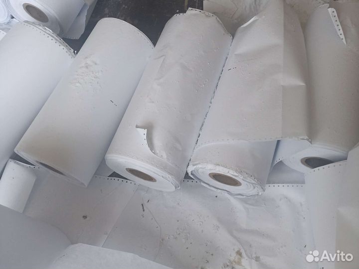 Белая бумага в рулоне на втулке