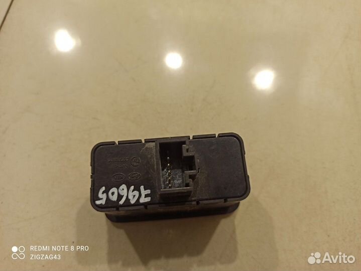 Кнопка открывания крышки багажника (Kia K900 II)