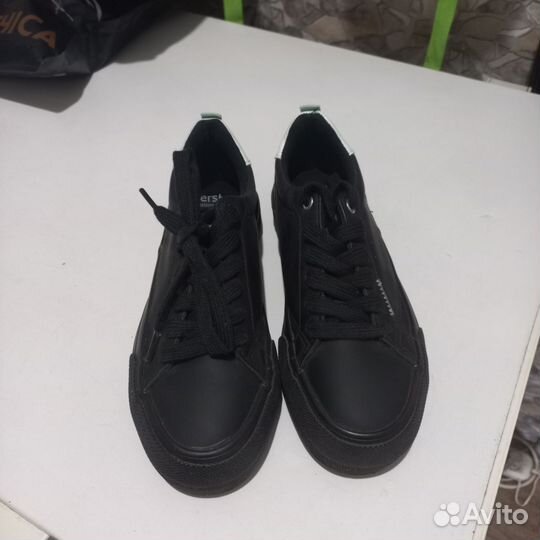 Кроссовки женские