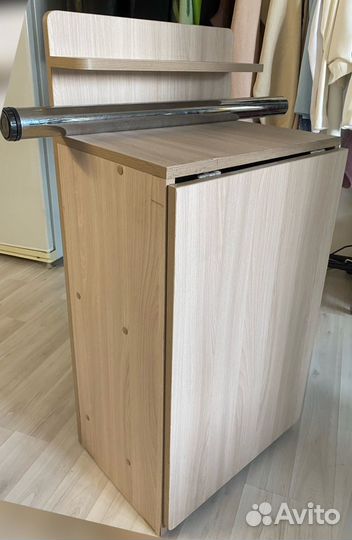 Стол для маникюра с материалами для маникюра