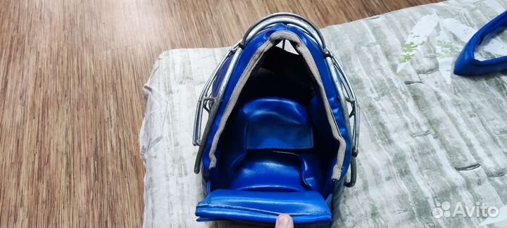 Шлем с решёткой для единоборств