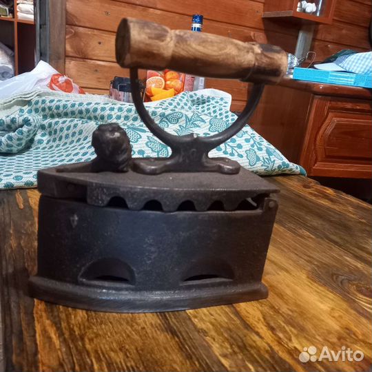 Старинный угольный утюг