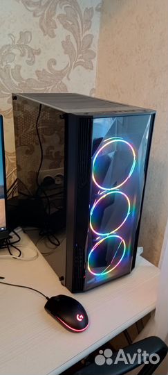 Игровой компьютер с монитором и клавиатурой