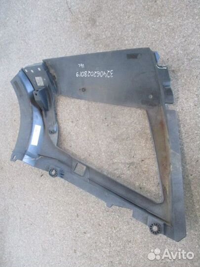 Облицовка фары правая Volvo 84169190