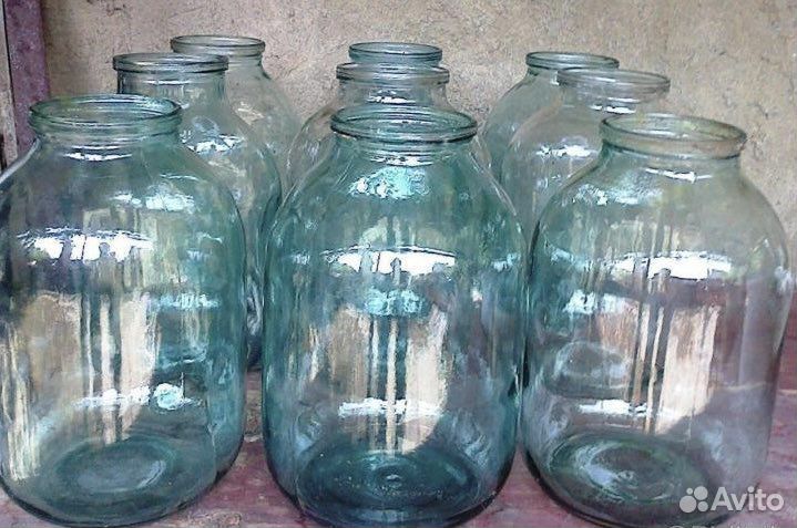Много стеклянных банок