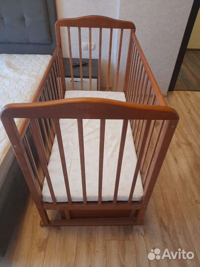 Детская кроватка с поперечным маятником