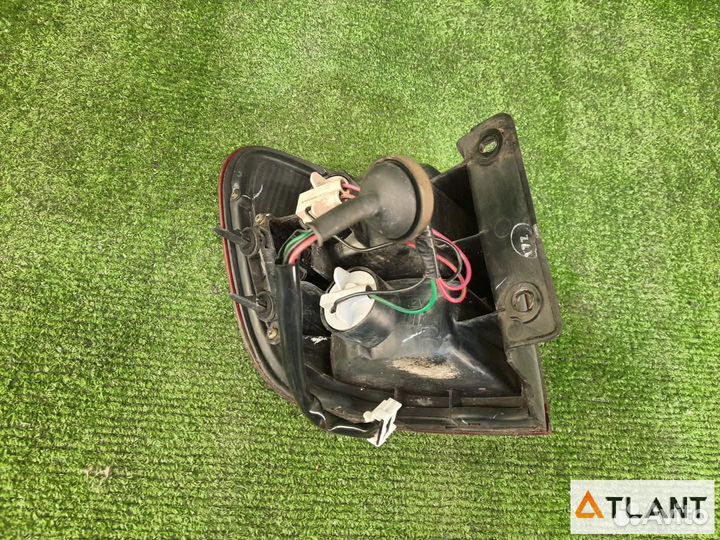 Фонарь задний правый nissan avenir