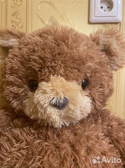Большой плюшевый медведь