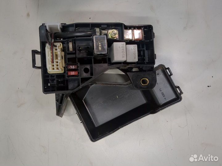 Блок предохранителей Toyota Avensis 2, 2003