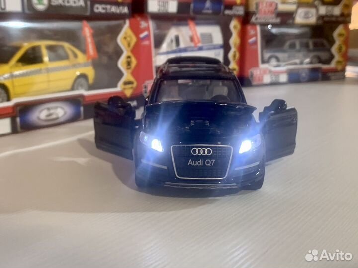 Металлическая моделька Audi Q7 1:32 свет/звук